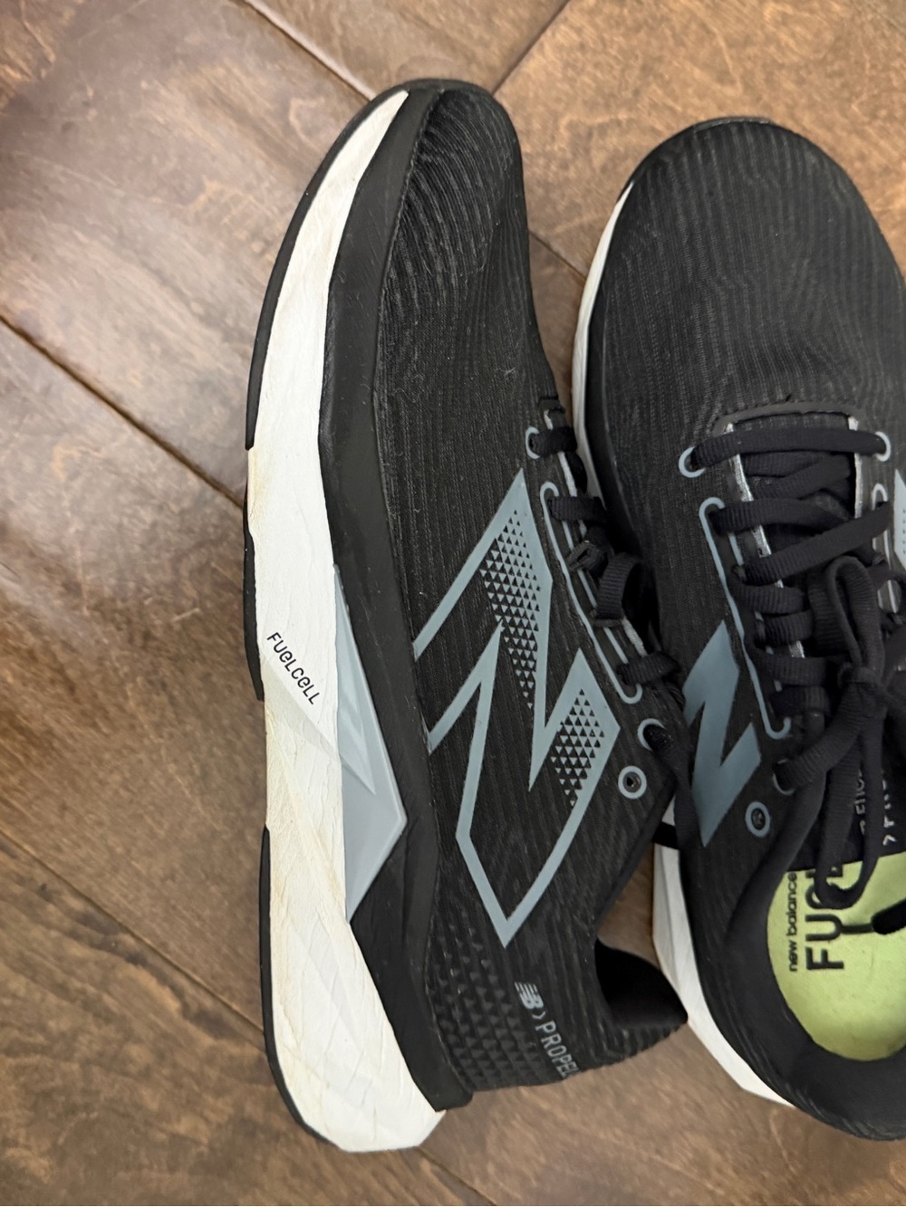 New Balance Men's Black & Light Gray Athletic Running Shoes